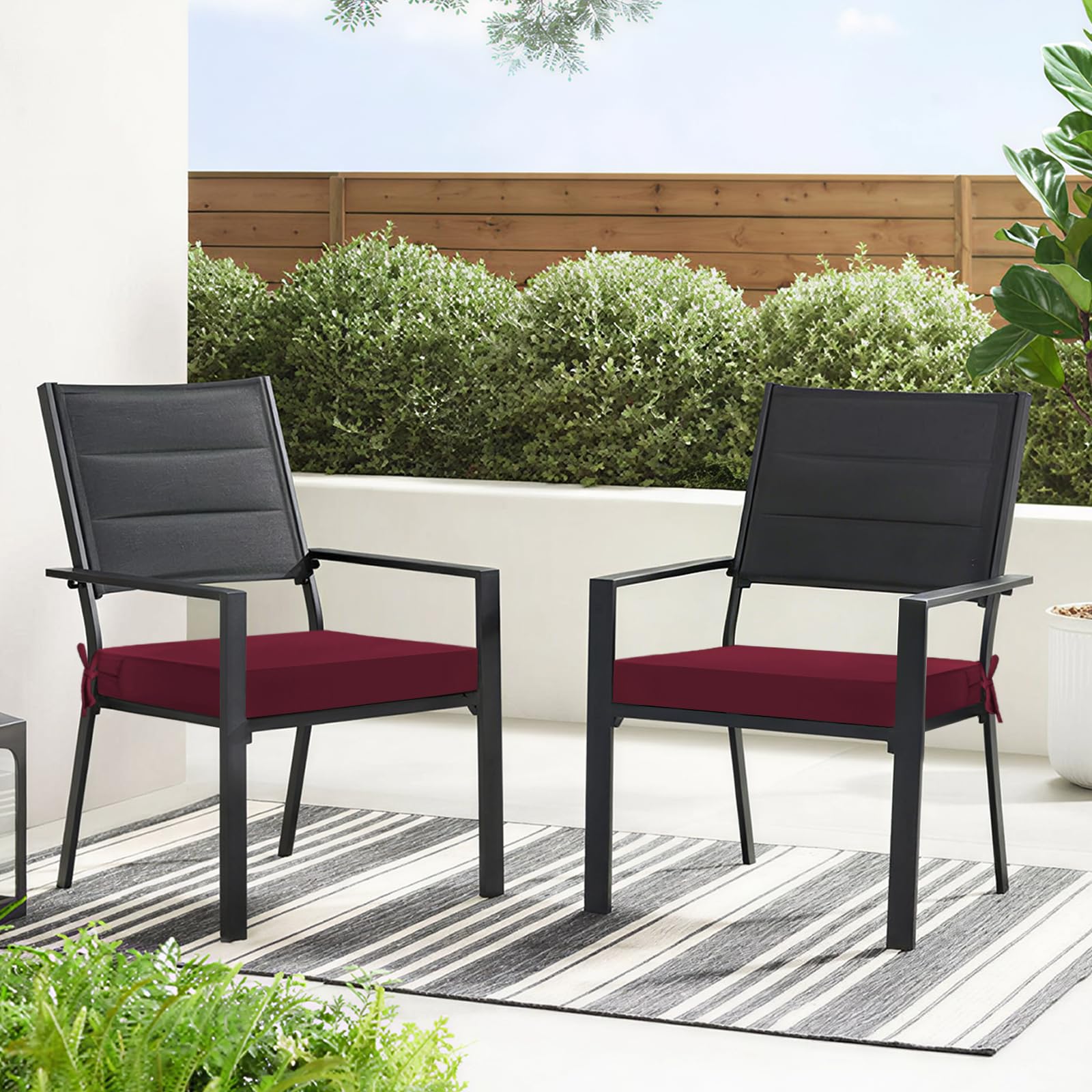 Basic Beyond cojines en una mesa exterior estilo terraza demostrando combinación estética