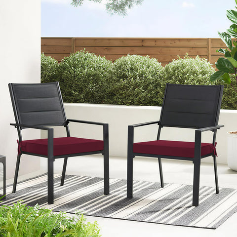 Basic Beyond cojines en una mesa exterior estilo terraza demostrando combinación estética