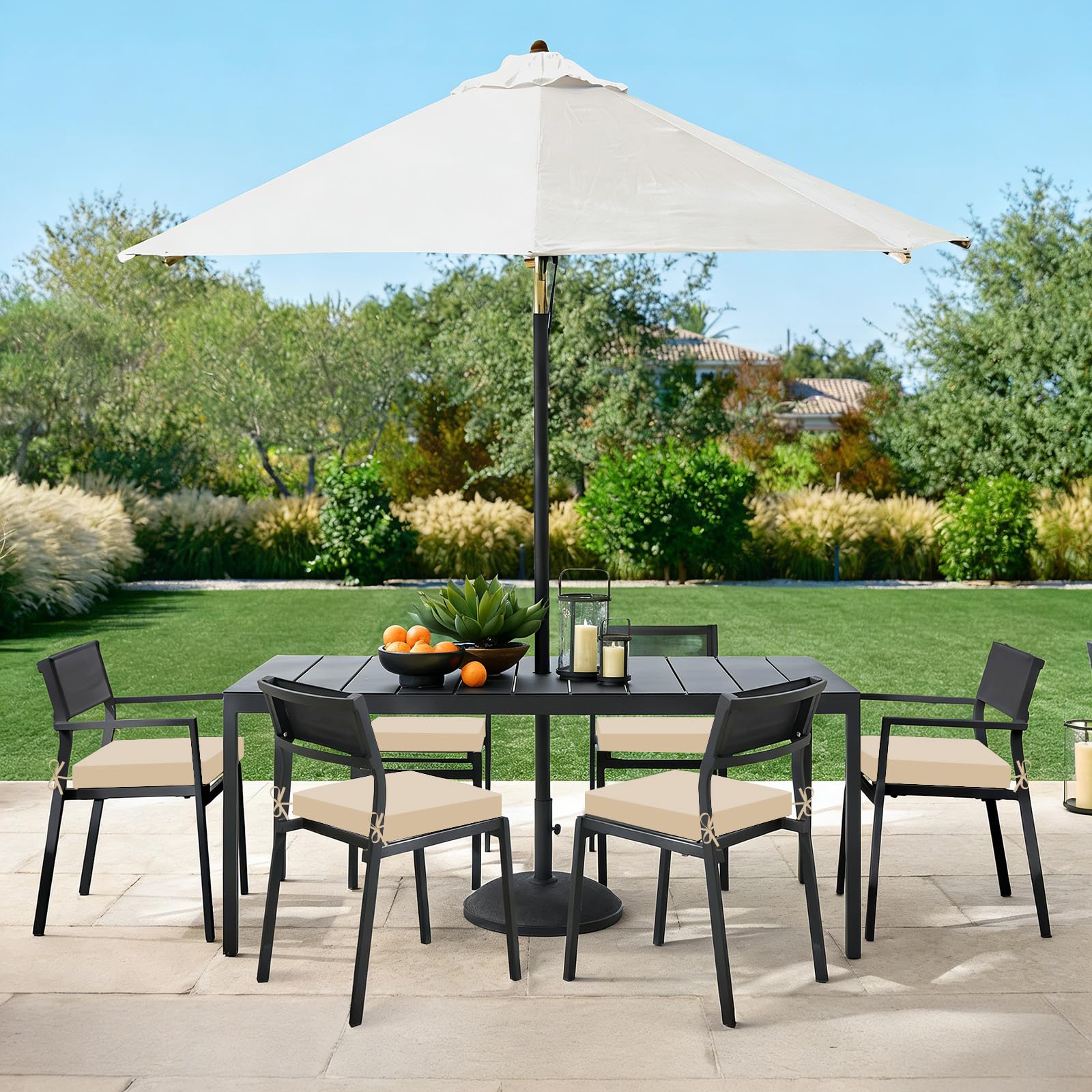 Basic Beyond conjunto de seis cojines dispuesto en mesa exterior para aspecto uniforme