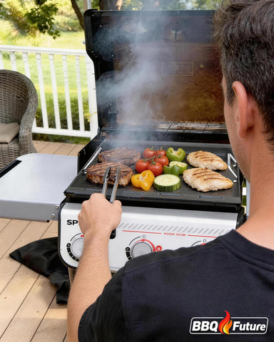 BBQ Future plancha cocinando pancakes y bacon mostrando versatilidad