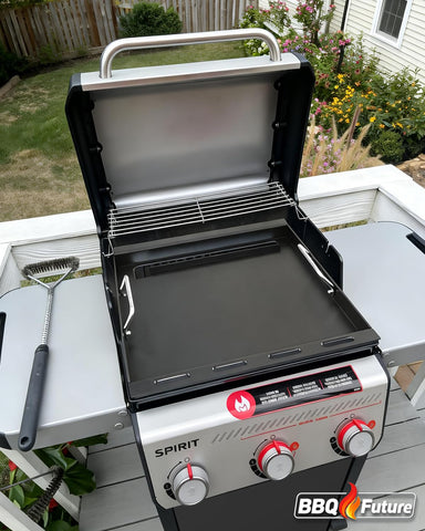 BBQ Future plancha colocada en parrilla Weber demostrando encaje correcto
