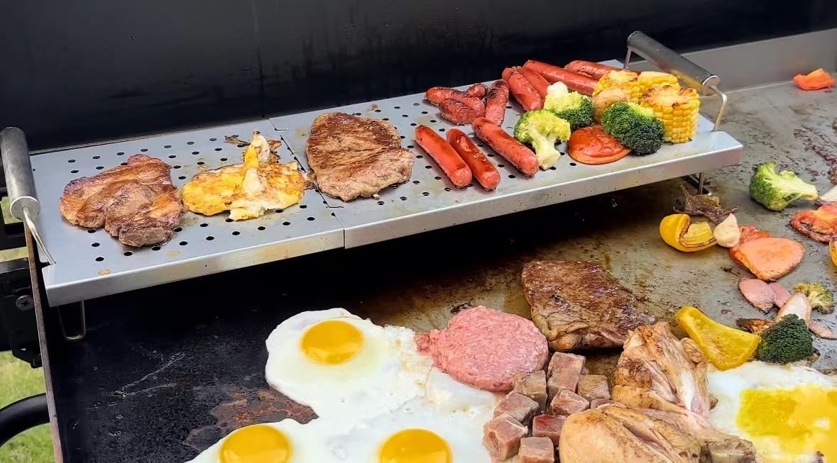 BBQ Future rejilla en uso sobre Blackstone mantiene platos calientes eficazmente