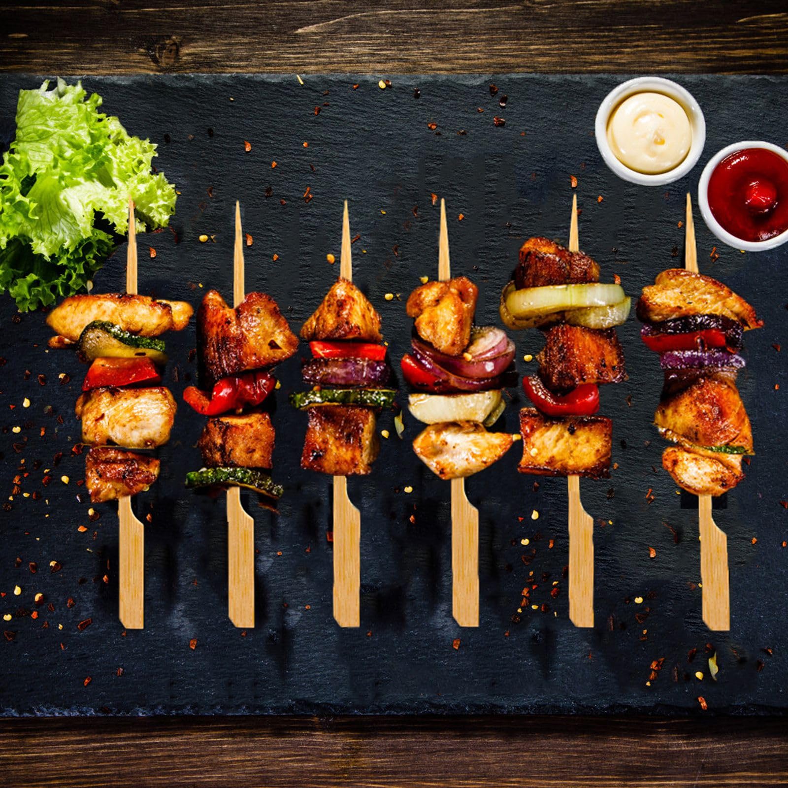 BBQStyle palillo en mano sosteniendo aperitivo, sujeción cómoda y segura