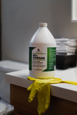 Belle Chemical primer plano del líquido ácido concentrado mostrando claridad y densidad para aplicaciones técnicas
