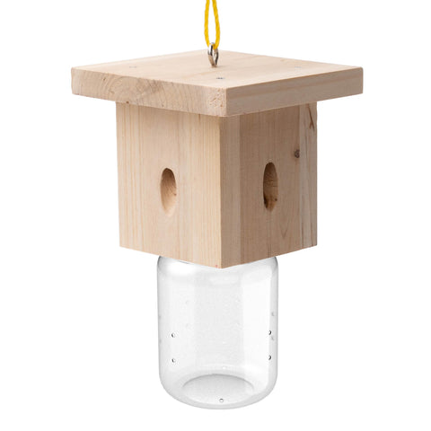 Best Bee Trap vista frontal de madera, captura efectiva en exteriores