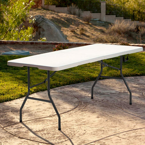 BestOffice mesa en jardín usada como comedor exterior, ideal para eventos