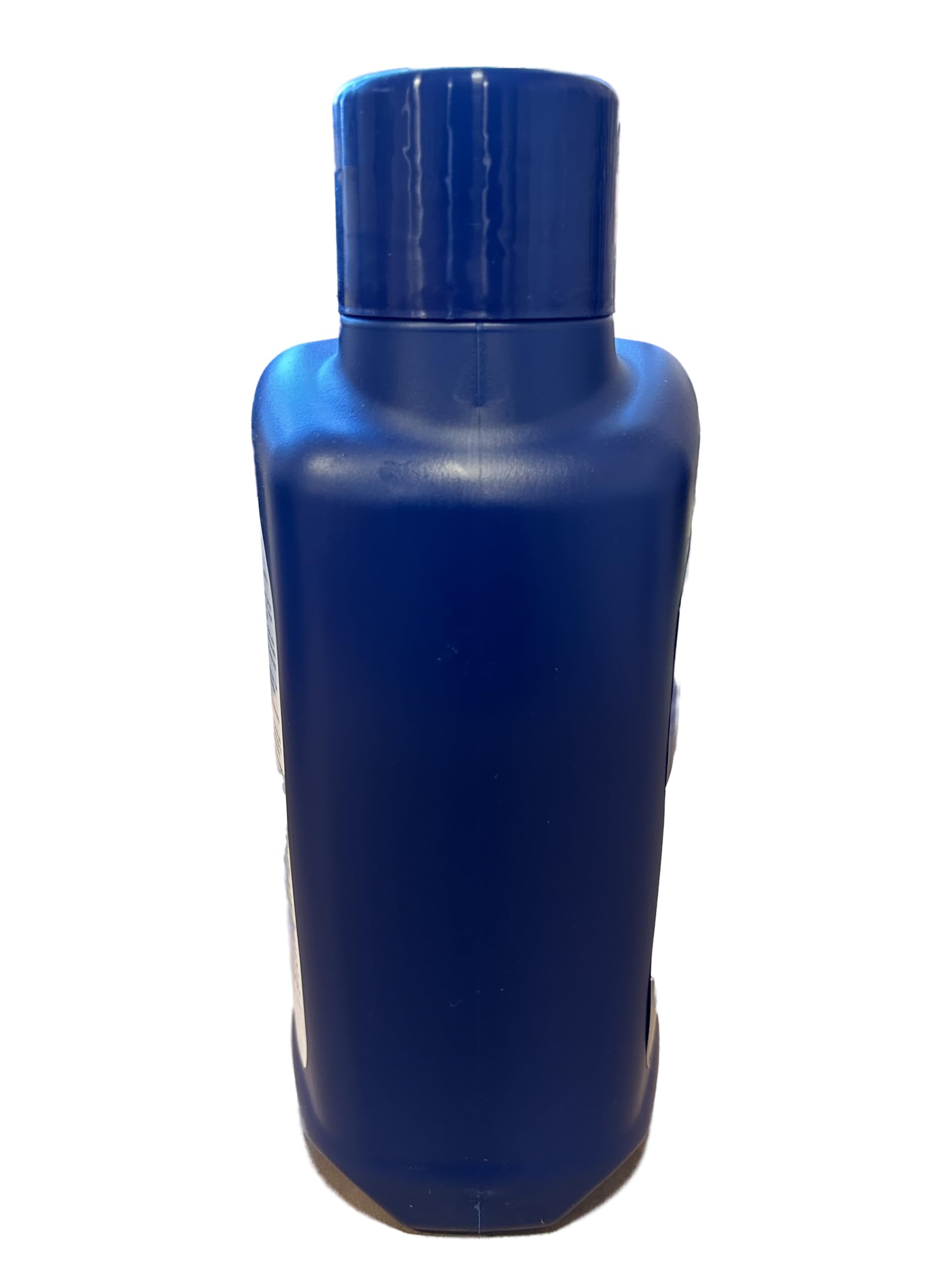 BioGuard envase 3 litros junto a una mano para comparar tamaño y facilidad de uso