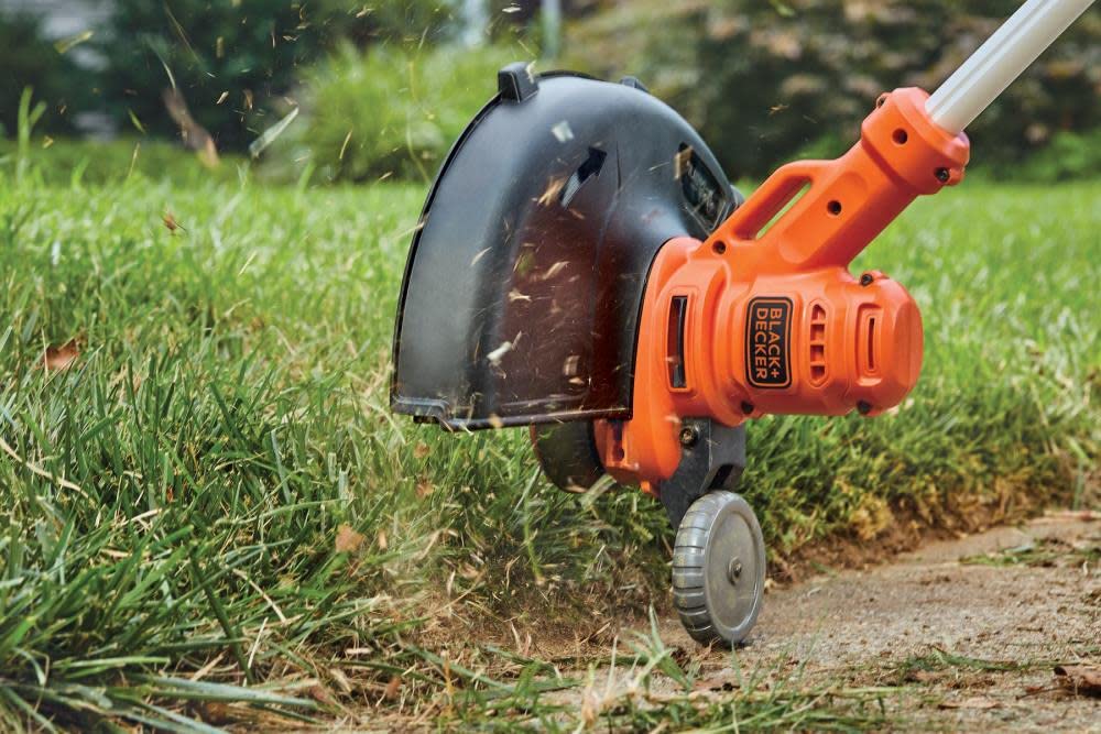 BLACK+DECKER recortadora en uso en jardín ofreciendo acabado profesional en bordes