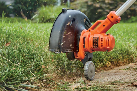 BLACK+DECKER recortadora en uso en jardín ofreciendo acabado profesional en bordes