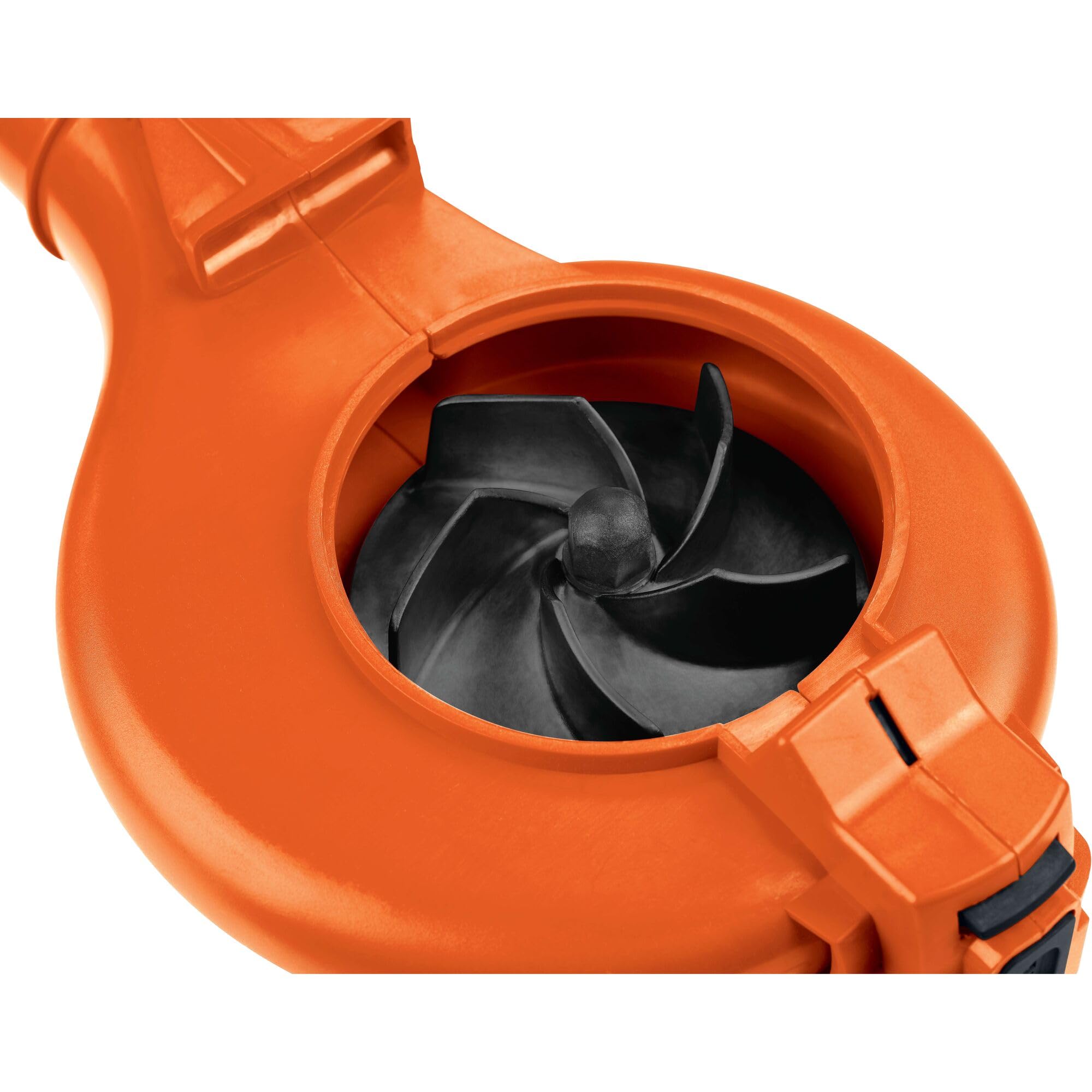 BLACK+DECKER BV3600 en uso en jardín limpieza rápida de hojas