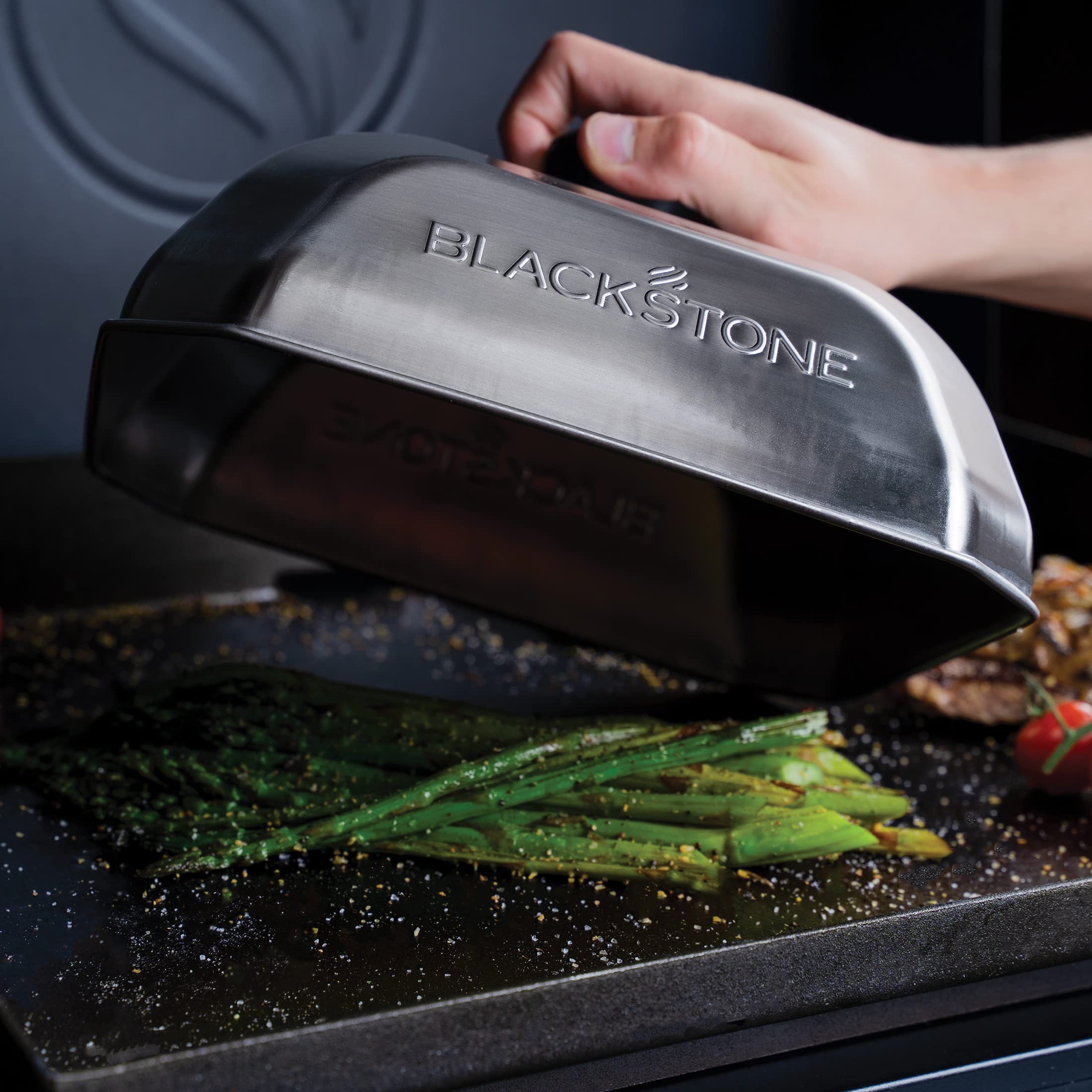 Blackstone tapa en entorno de barbacoa al aire libre mejorando la versatilidad