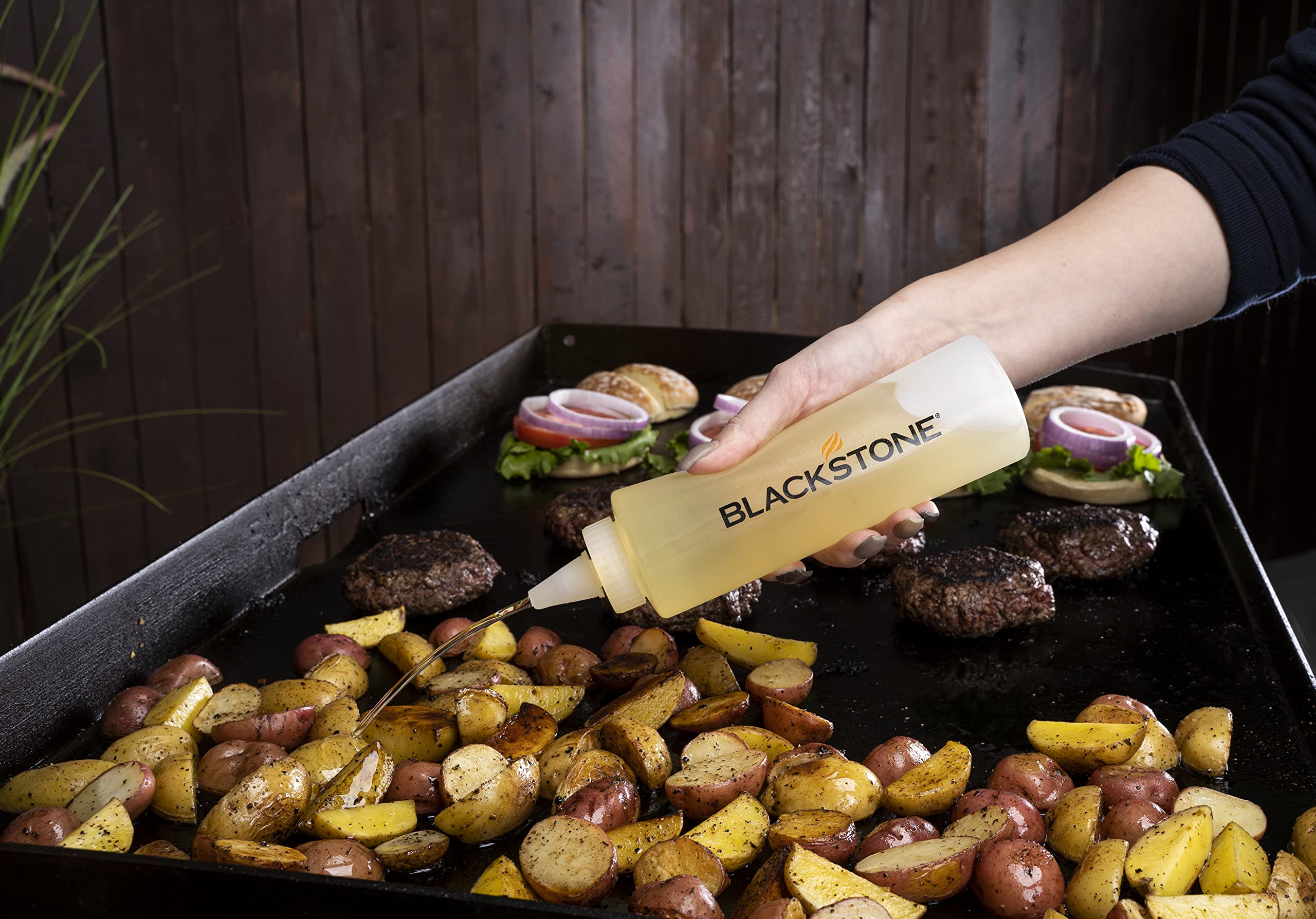 BLACKSTONE comparación de tamaño del kit junto a utensilios de cocina para referencia visual