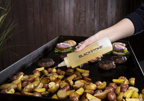BLACKSTONE comparación de tamaño del kit junto a utensilios de cocina para referencia visual