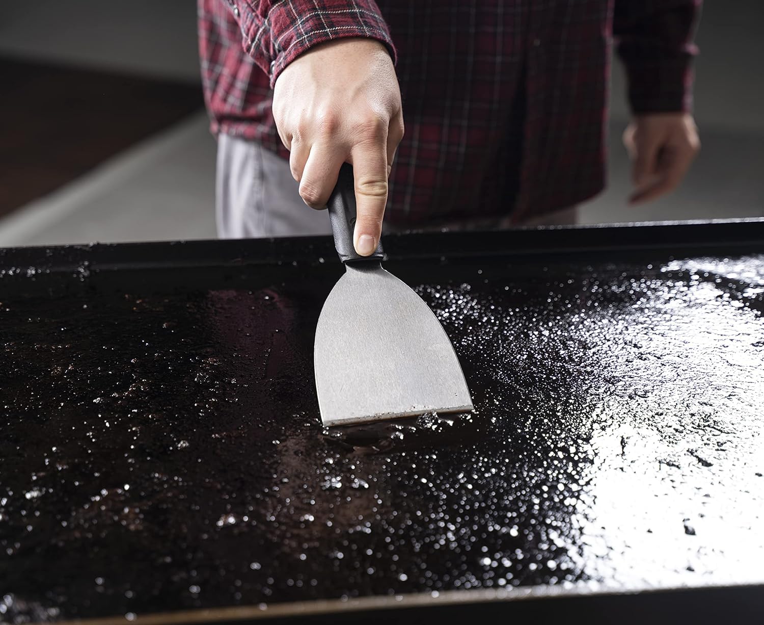 Blackstone piedra pomez primer plano eliminando óxido y restaurando la superficie