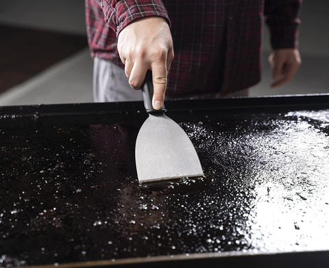 Blackstone piedra pomez primer plano eliminando óxido y restaurando la superficie
