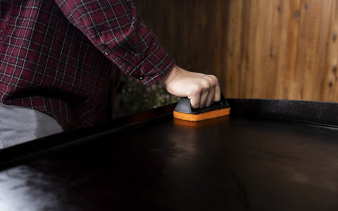 Blackstone herramientas limpiando una plancha exterior para resultado seguro y brillante