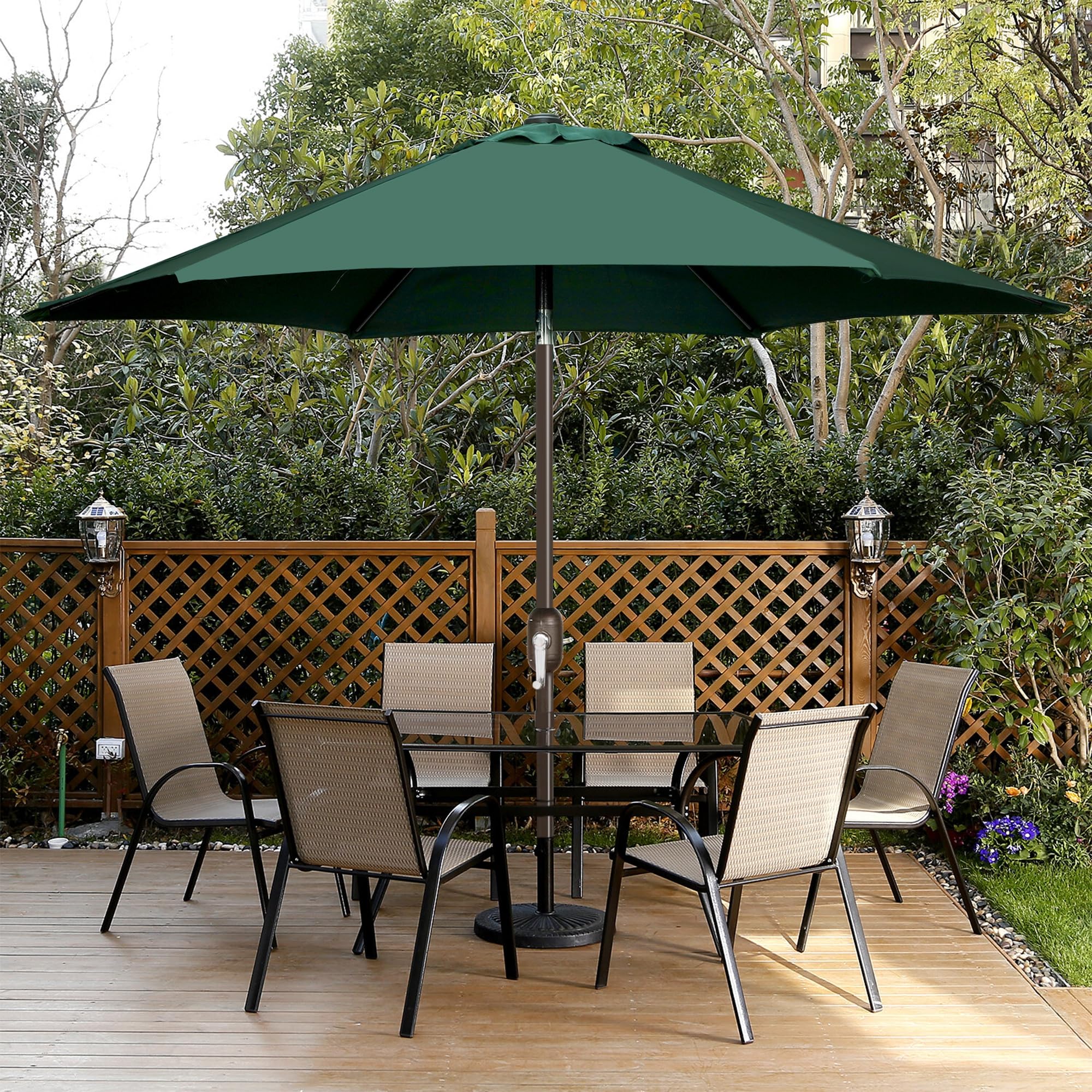 Blissun sombrilla en jardín junto a mesa tipo café creando sombra acogedora