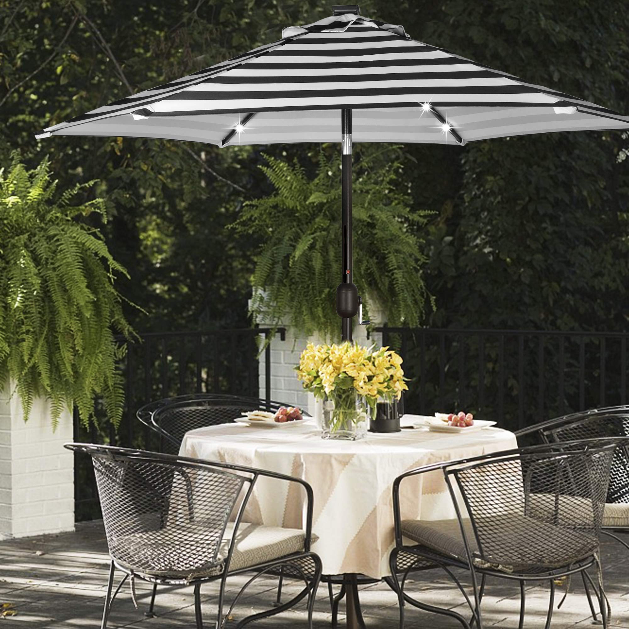 Blissun sombrilla iluminada en fiesta nocturna, ideal para reuniones