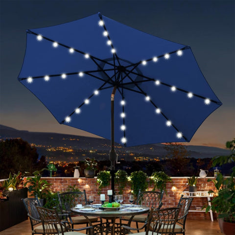 Blissun escena nocturna iluminada creando ambiente cálido en jardín