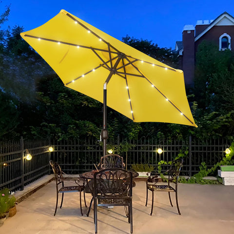 Blissun sombrilla iluminada por la noche creando ambiente cálido