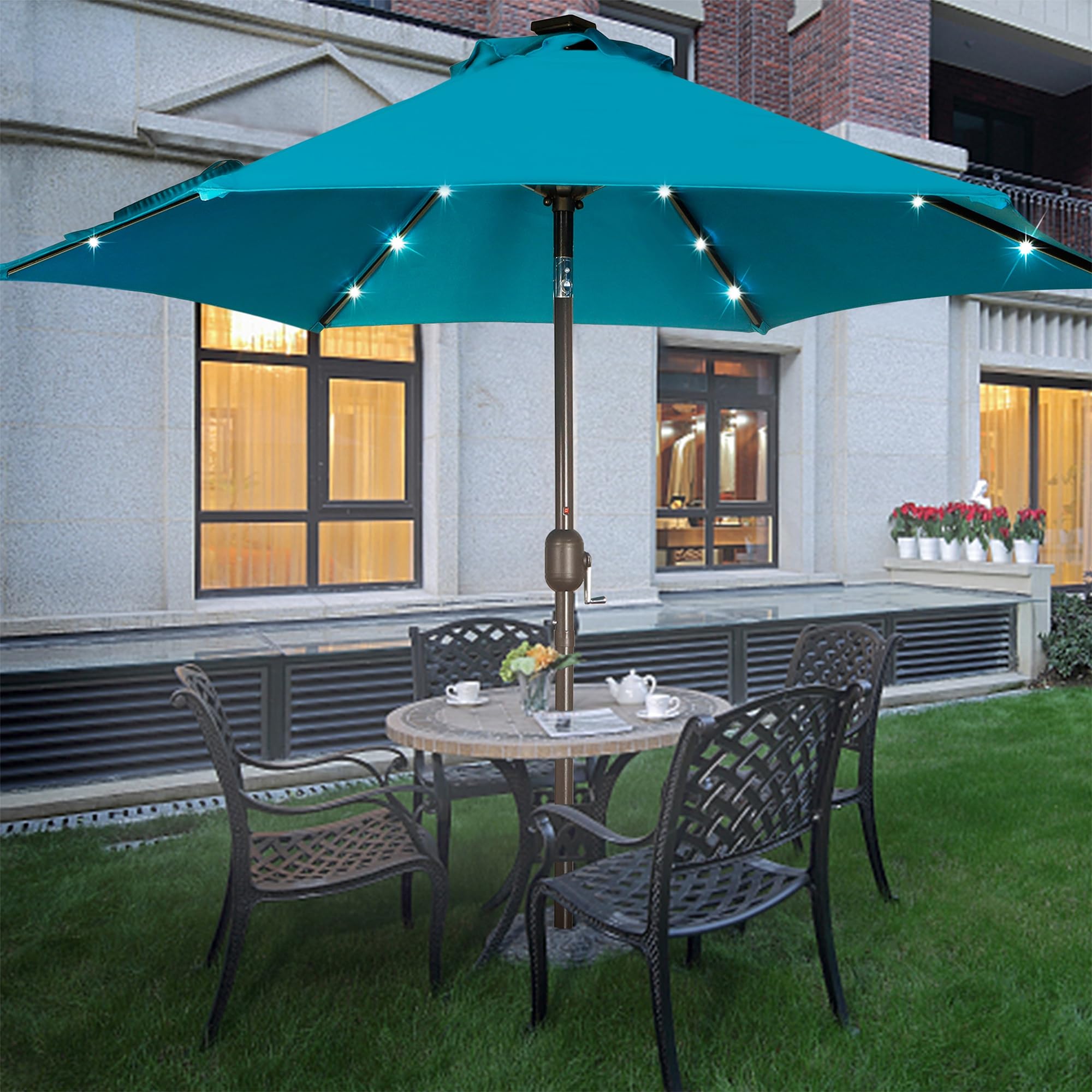 Blissun ambiente nocturno en terraza con luz cálida y reunión cómoda