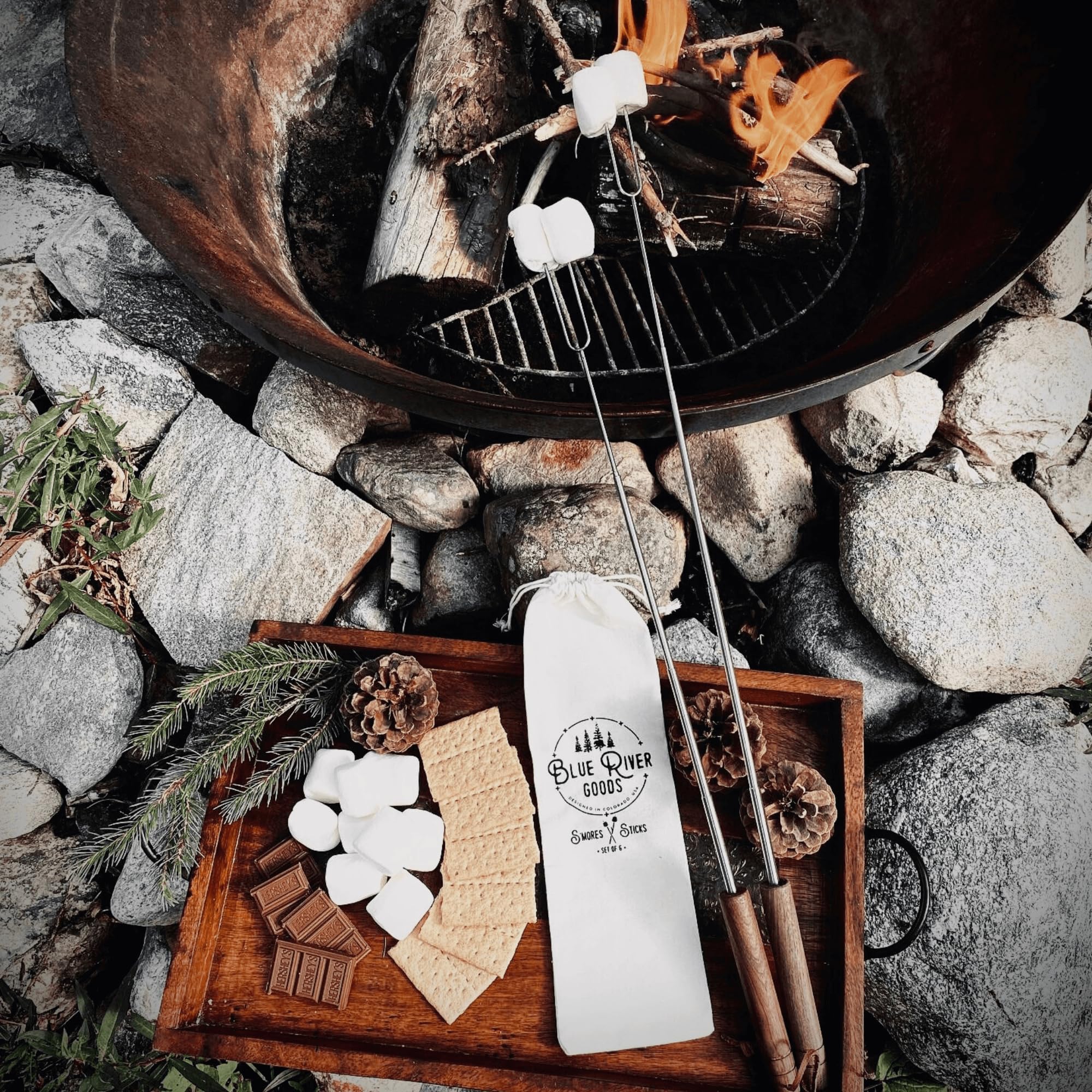 Blue River Goods uso en fogata asando malvaviscos para disfrutar en grupo