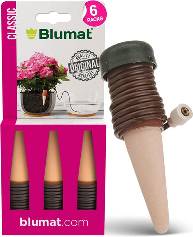 Blumat paquete frontal mostrando las seis estacas y beneficio de autoriego fiable