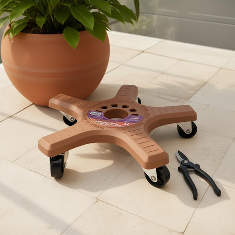 Bosmere caddie en uso en deck facilita mover macetas pesadas
