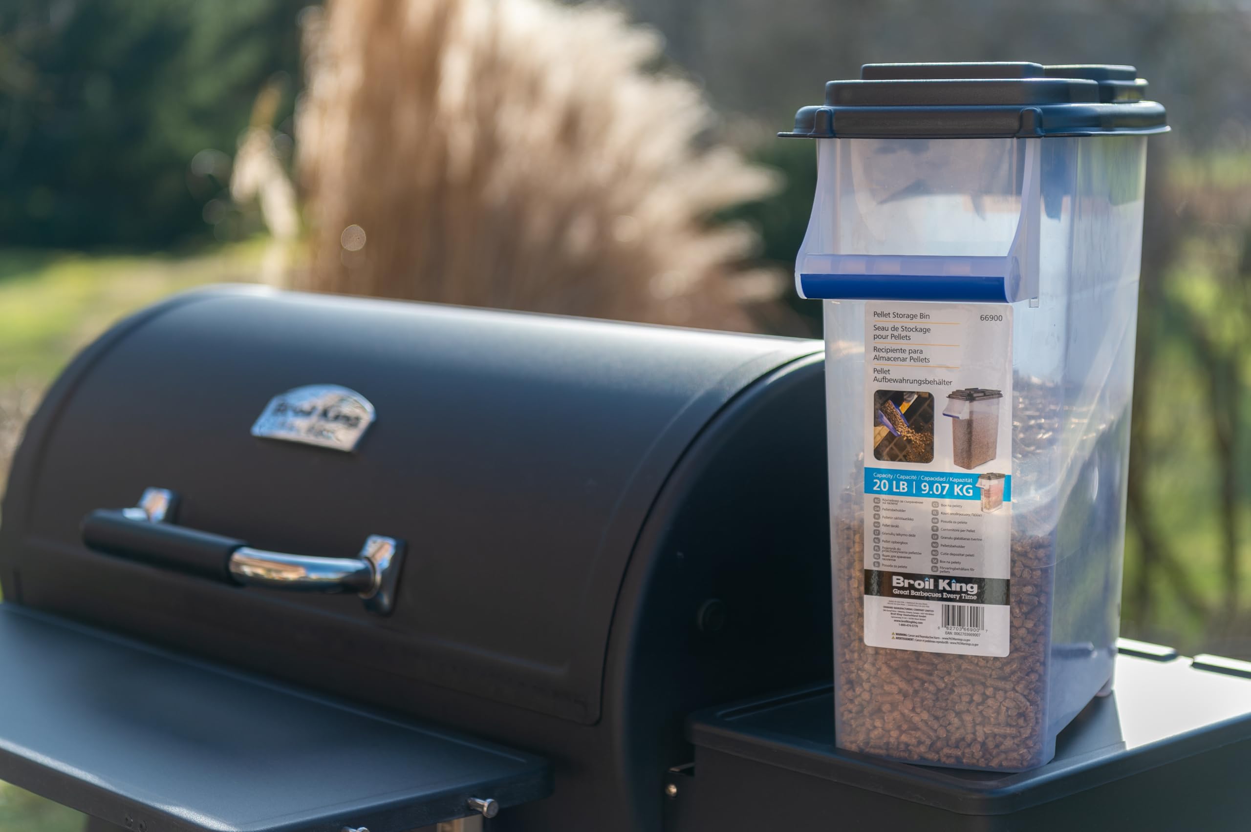 Broil King en terraza almacenando pellets y accesorios ordenadamente