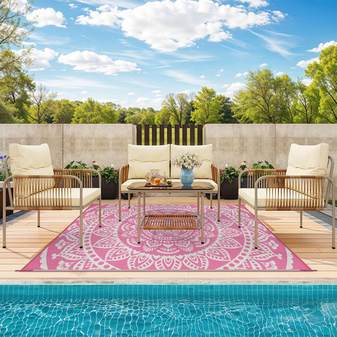 Bsmathom junto a piscina resistiendo salpicaduras y humedad