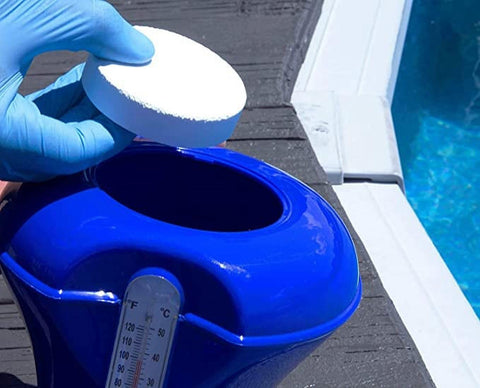 C3... pastillas dentro de un flotador en piscina mostrando liberación gradual y agua clara