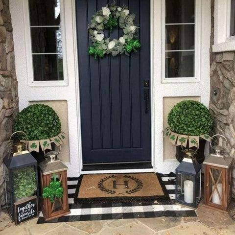 CAINANEL felpudo en porche decorado mostrando estilo farmhouse