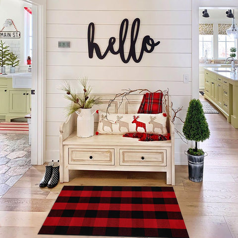 CAINANEL felpudo en porche decorado realzando ambiente navideño acogedor