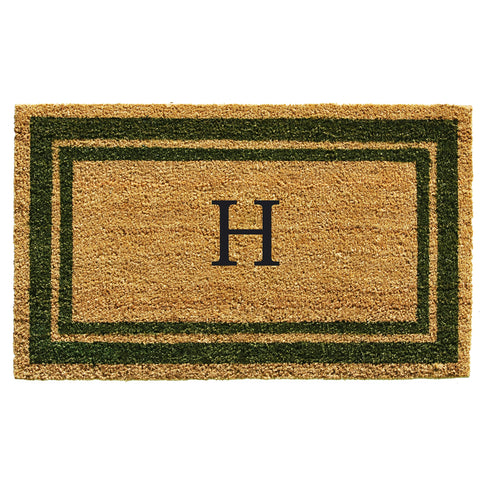 Calloway Mills felpudo frontal con monograma H en verde salvia mostrando borde y beneficio antideslizante