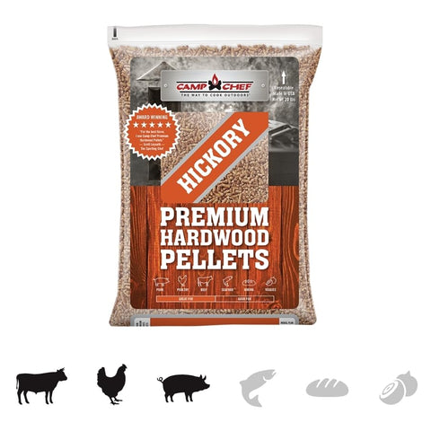 Camp Chef pellets siendo añadidos a parrilla, beneficio sabor ahumado auténtico