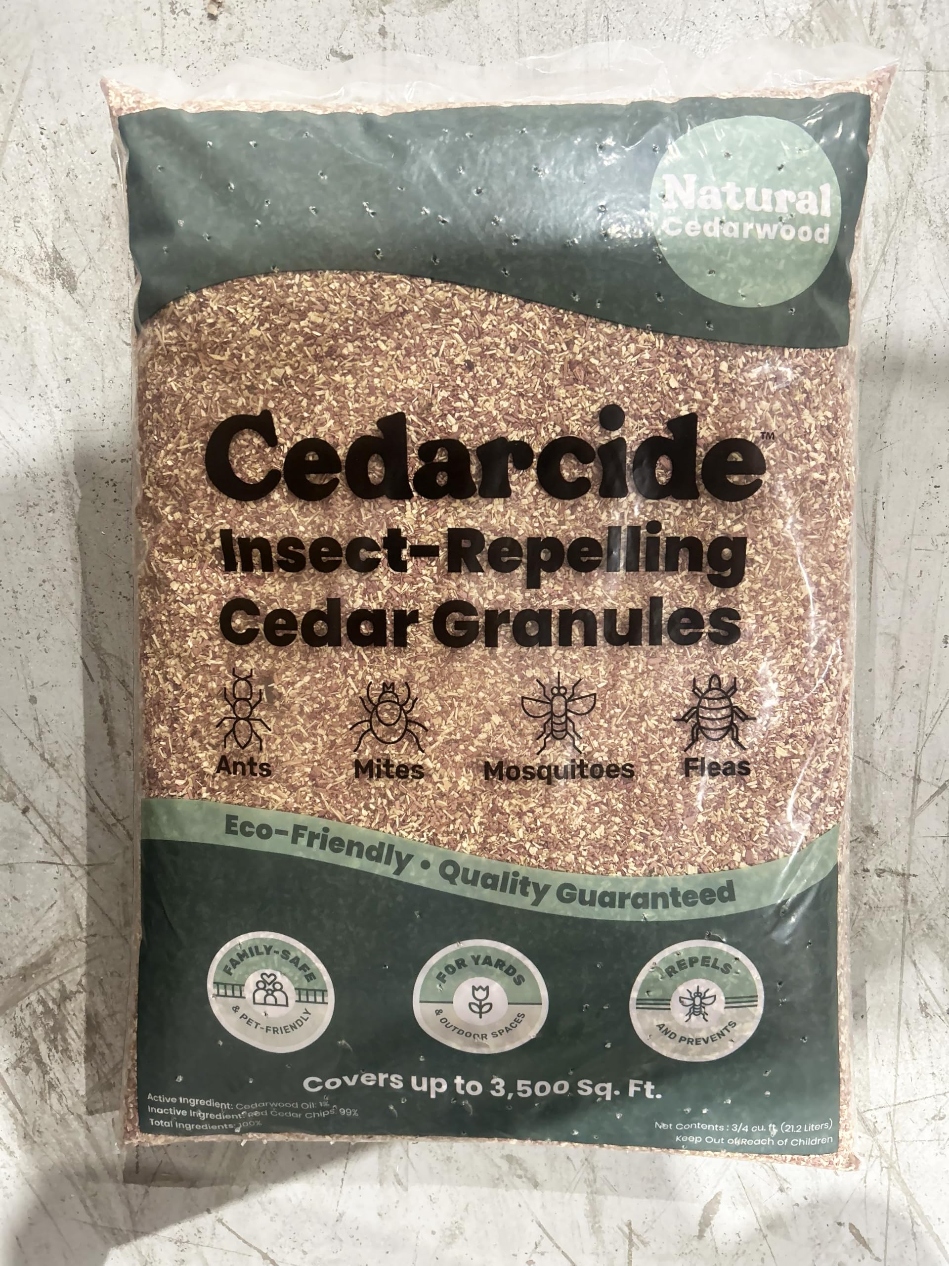 Cedarcide bolsa en mano mostrando escala y cantidad práctica