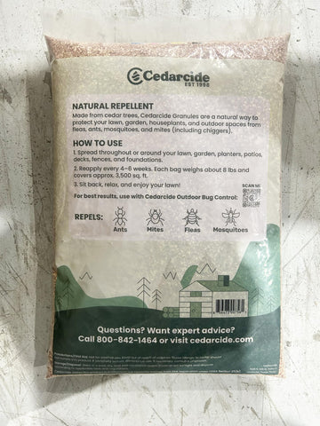 Cedarcide manos esparciendo granulos fácil aplicación y control