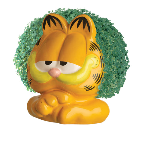Chia Garfield junto a objeto para comparar tamaño y presencia decorativa