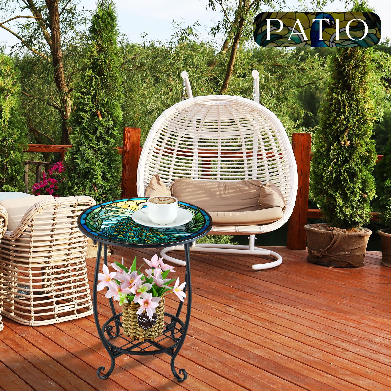 Cinnvoice mesa en patio con bebida y planta para inspiración decorativa