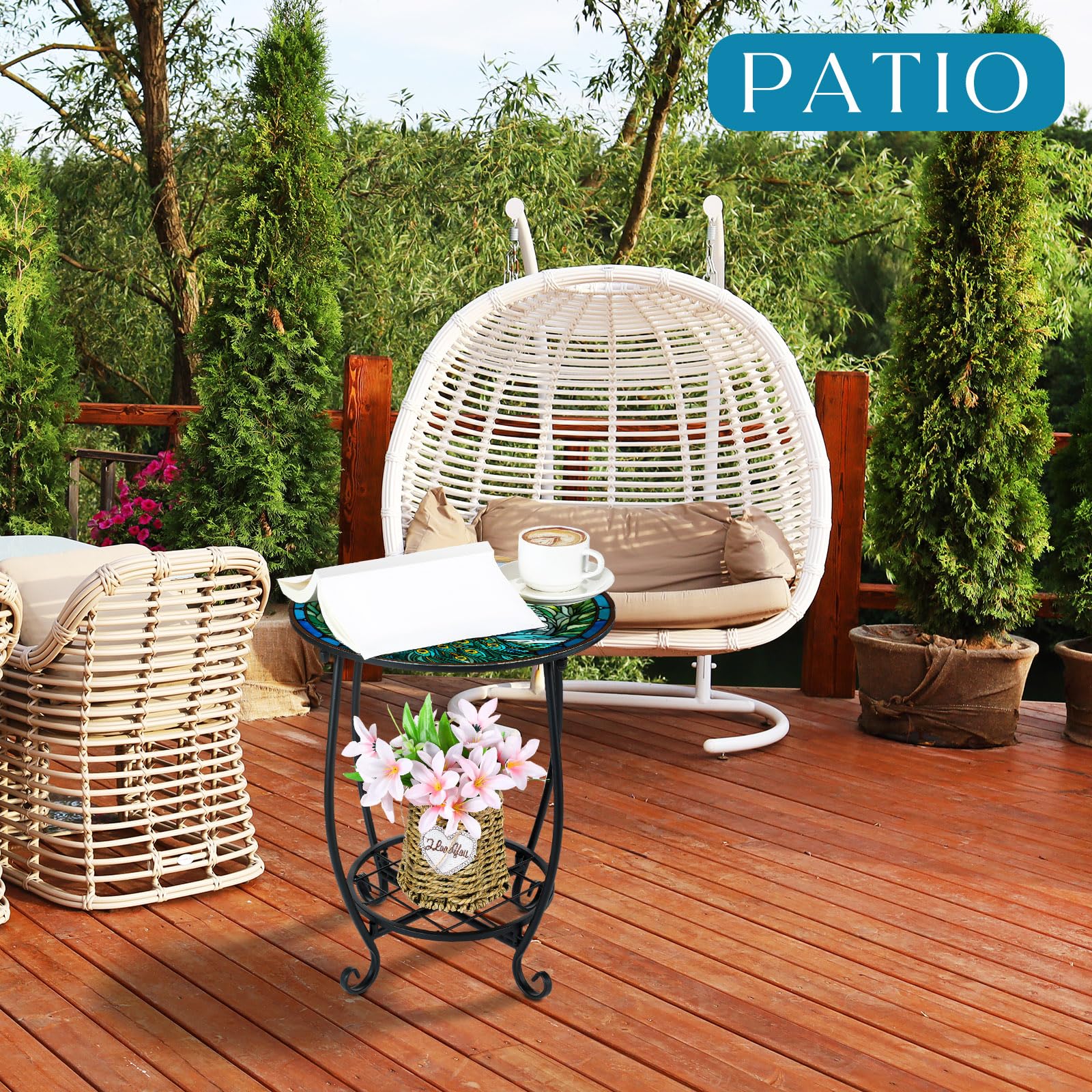 Cinnvoice mesa en patio con plantas y bebidas, mejora el ambiente exterior