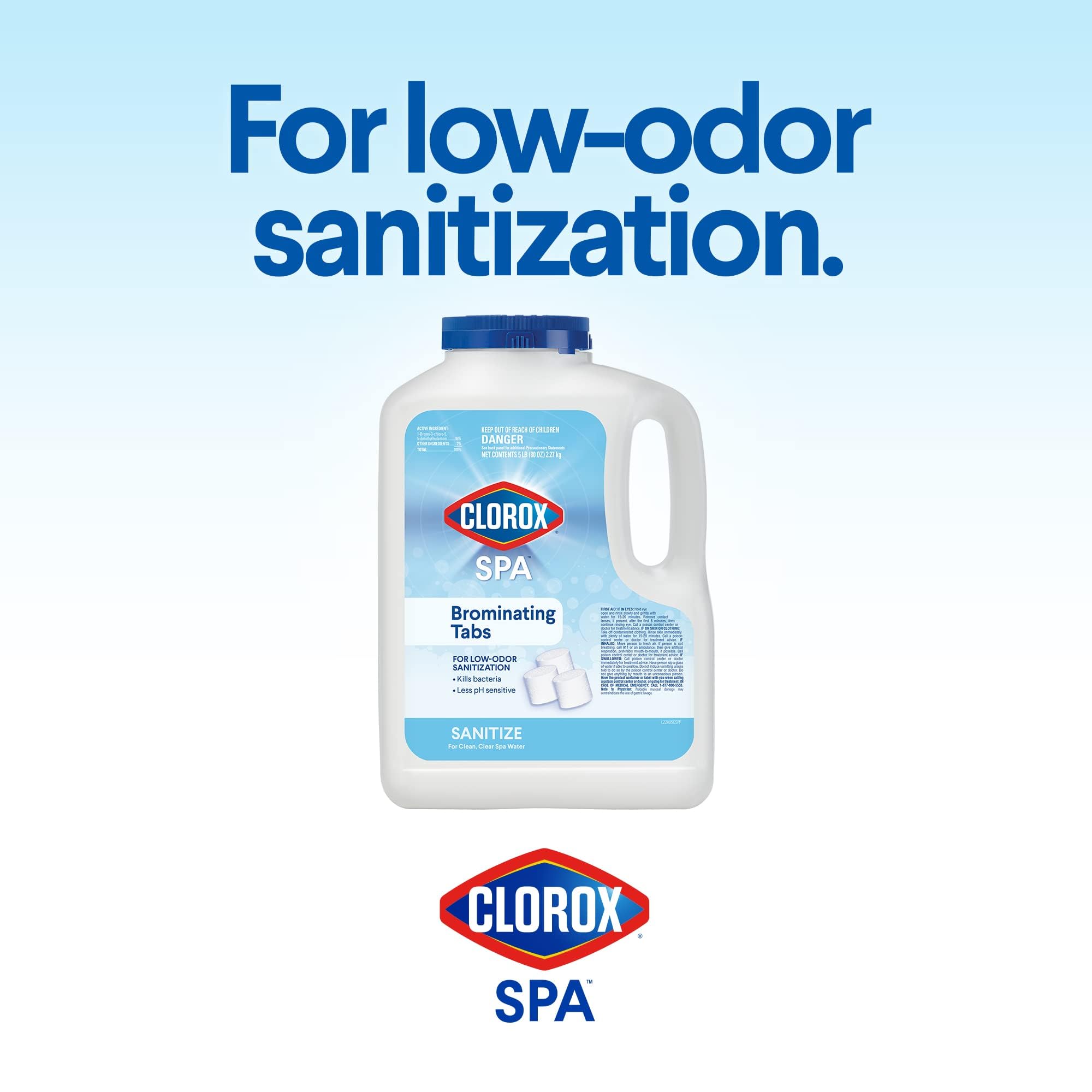 CLOROX Pool&Spa tableta junto a mano para comparar tamaño y control de dosificación