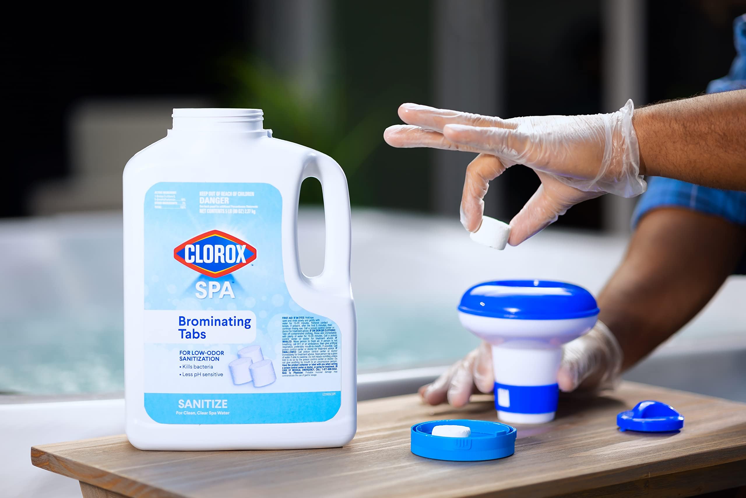 CLOROX Pool&Spa primer plano tableta de bromo mostrando textura y liberación lenta