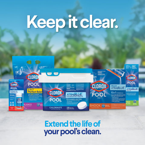 CLOROX Pool&Spa uso en piscina residencial mostrando agua balanceada