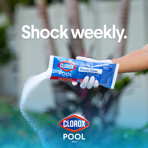 CLOROX Pool&Spa aplicando shock en piscina para agua lista en 15 minutos