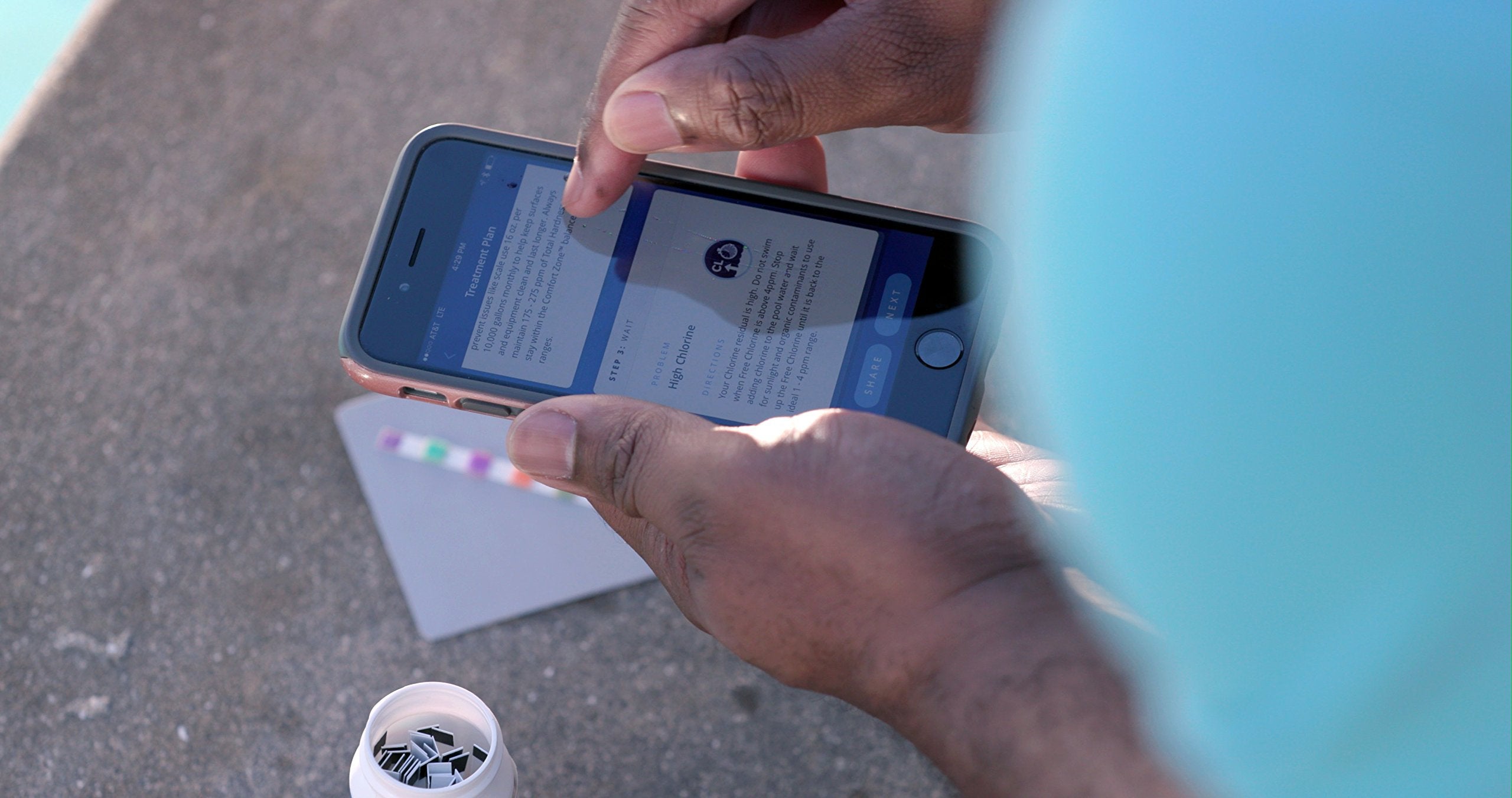 CLOROX Pool&Spa app escaneando una tira para diagnóstico y guía