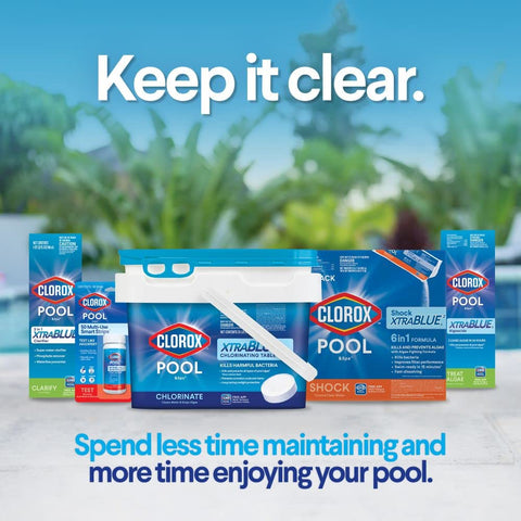 CLOROX Pool&Spa vertido en borde de piscina para mejorar claridad