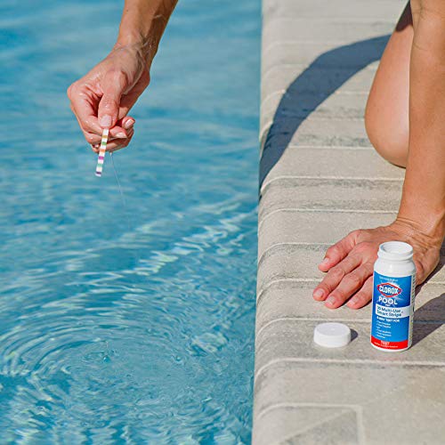 CLOROX Pool&Spa tiras junto a una regla para comparar tamaño práctico