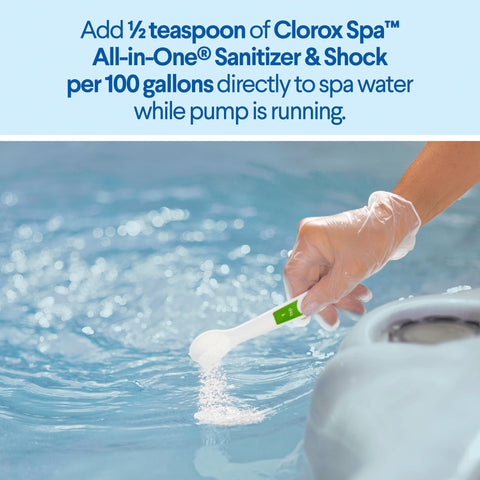 Clorox Pool&Spa aplicándose en spa para eliminar contaminantes y aclarar agua