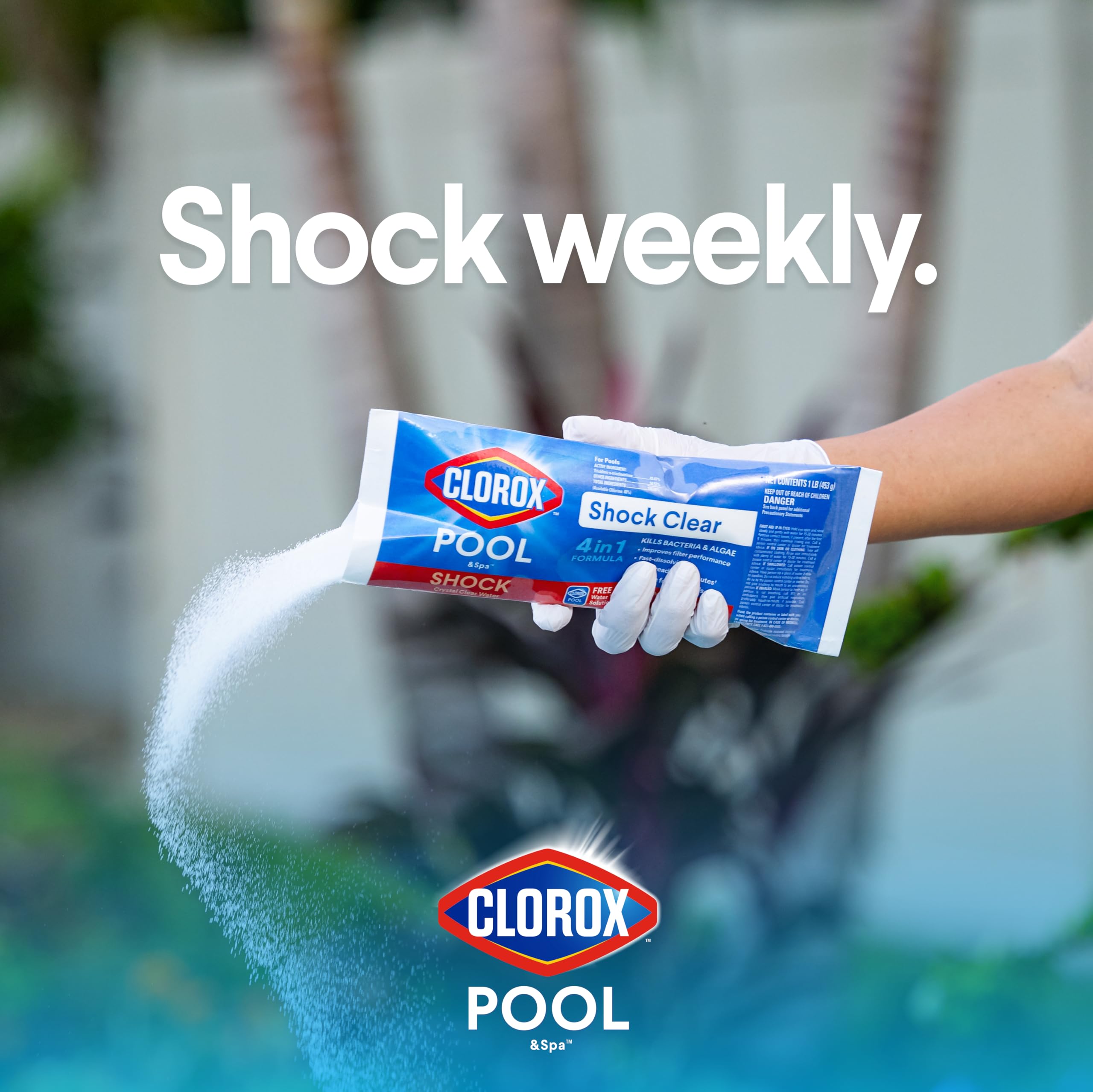 CLOROX Pool&Spa vertido en piscina para rápido tratamiento y agua lista