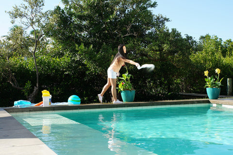 CLOROX Pool&Spa granulado textura cercana demuestra disolución rápida